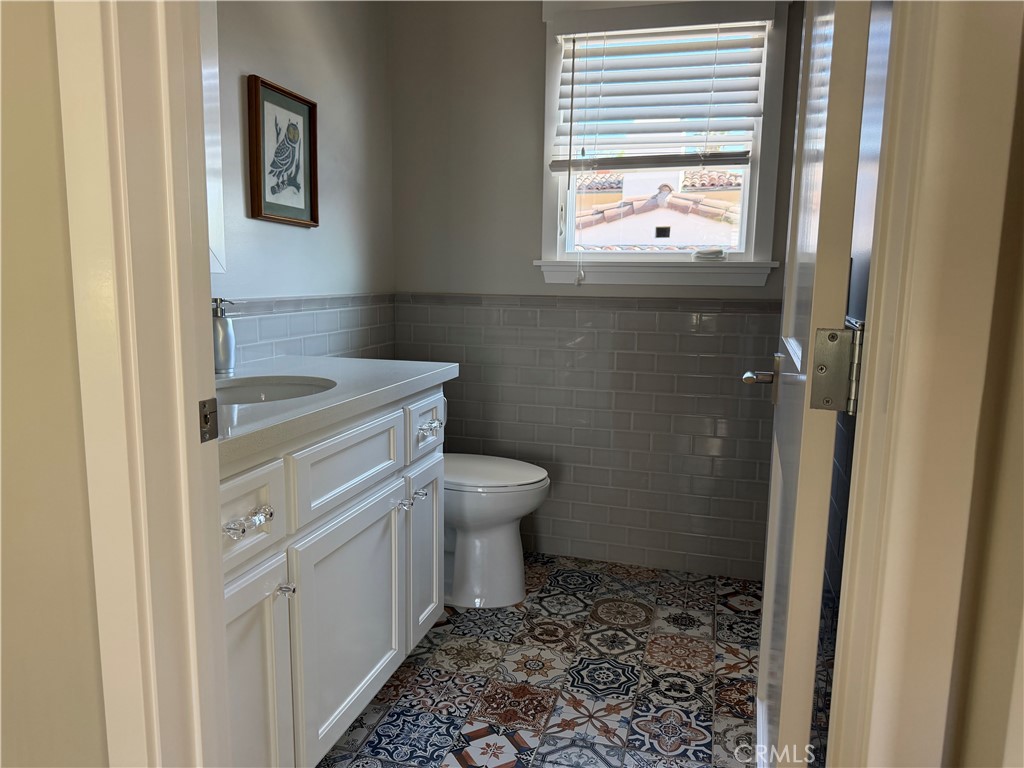 305 West Kenneth Road Glendale, CA 91202 - Photo 12 of 14
