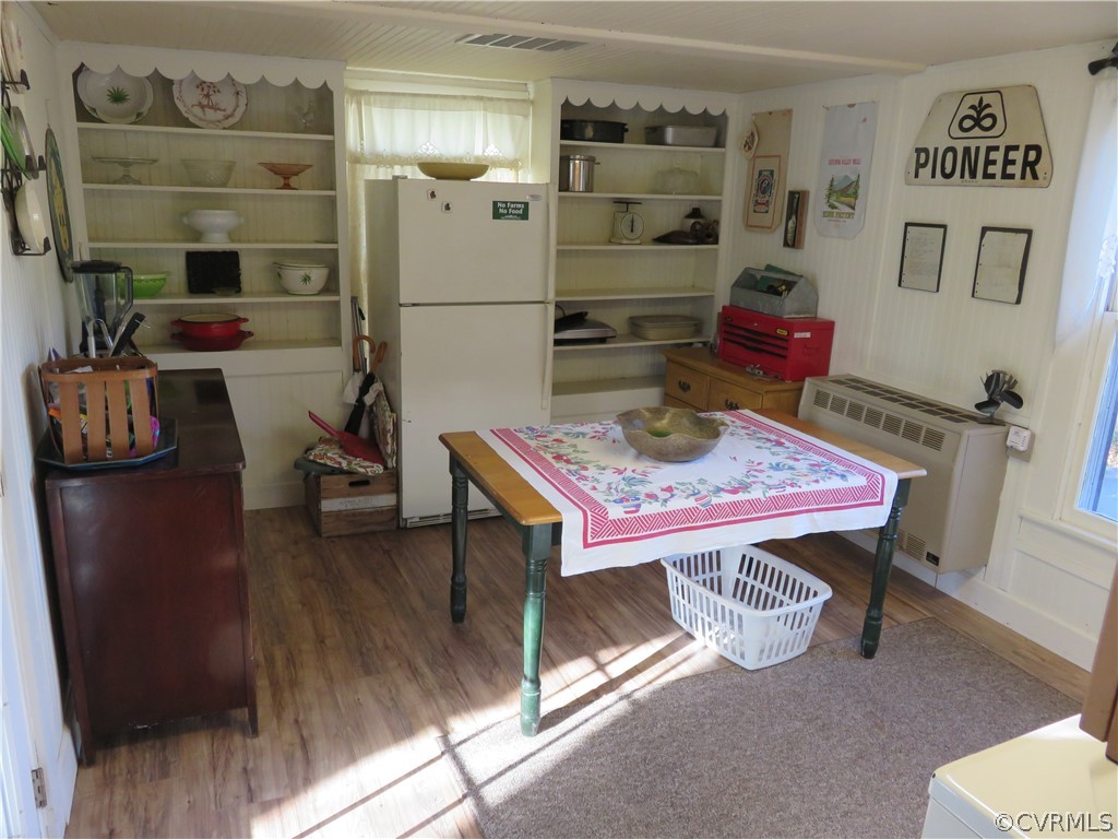 5900 Sharps Road Warsaw, VA 22572 - Photo 30 of 50 a very nice looking room with a couch