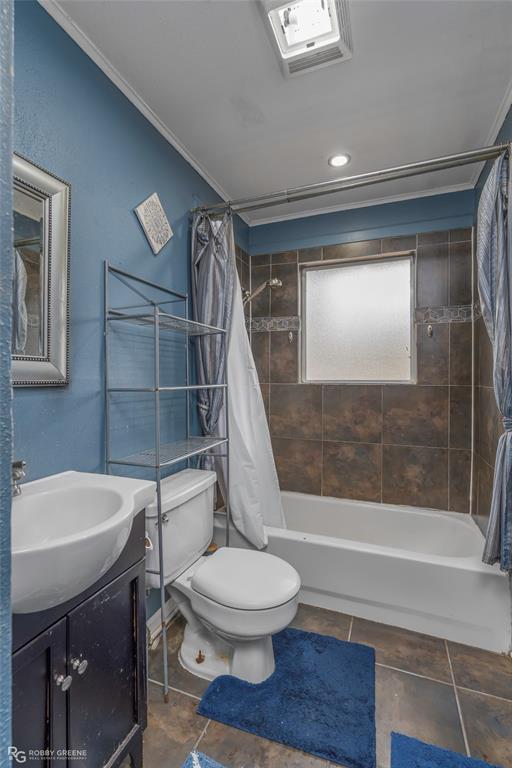 158 Edwards Road Doyline, LA 71023 - Photo 14 of 28 a bathroom with a sink a toilet and a bathtub