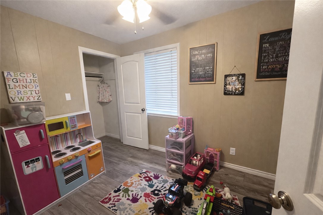 4005 Ridge Trail Robstown, TX 78380 - Photo 18 of 20 a room with furniture and a wooden floor