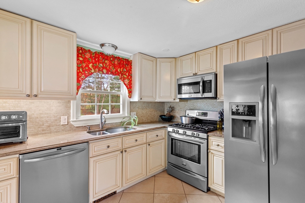 27 Worrall Road Plymouth, MA 02360 - Photo 7 of 36 Gallery Image 7