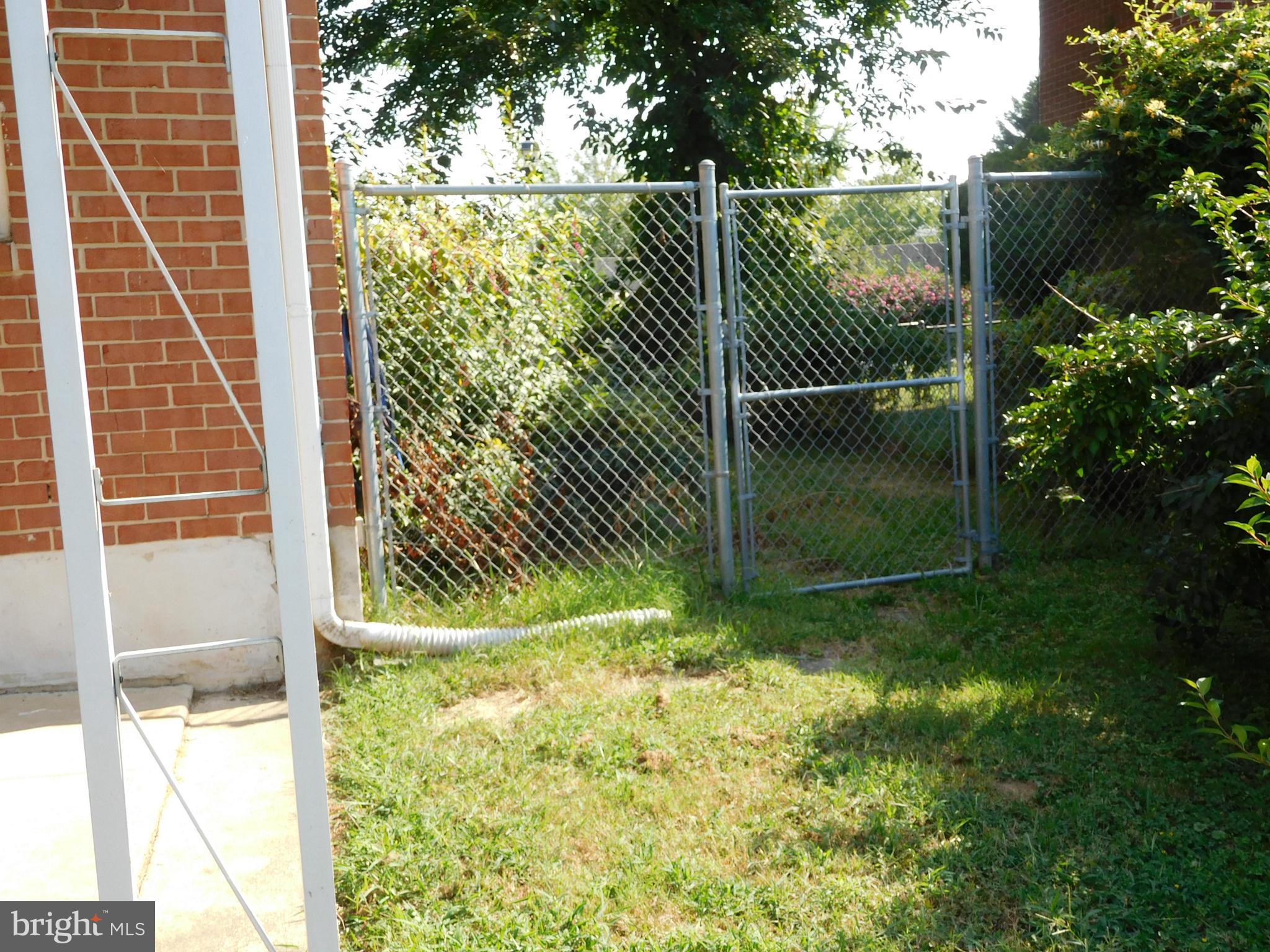 732 Mansfield Road Essex, MD 21221 - Photo 20 of 26 Fencing in rear