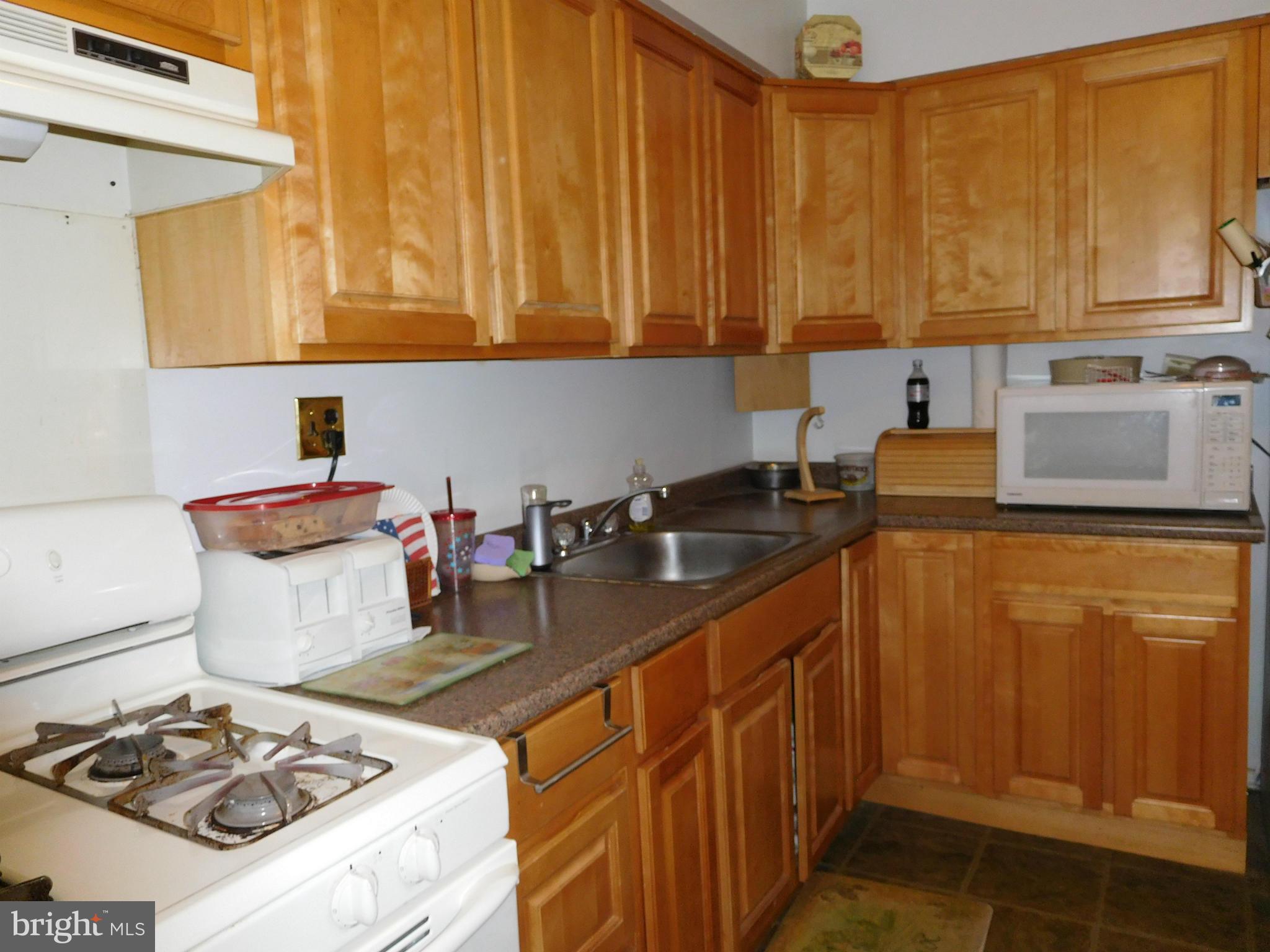 732 Mansfield Road Essex, MD 21221 - Photo 8 of 26 Kitchen - gas stove