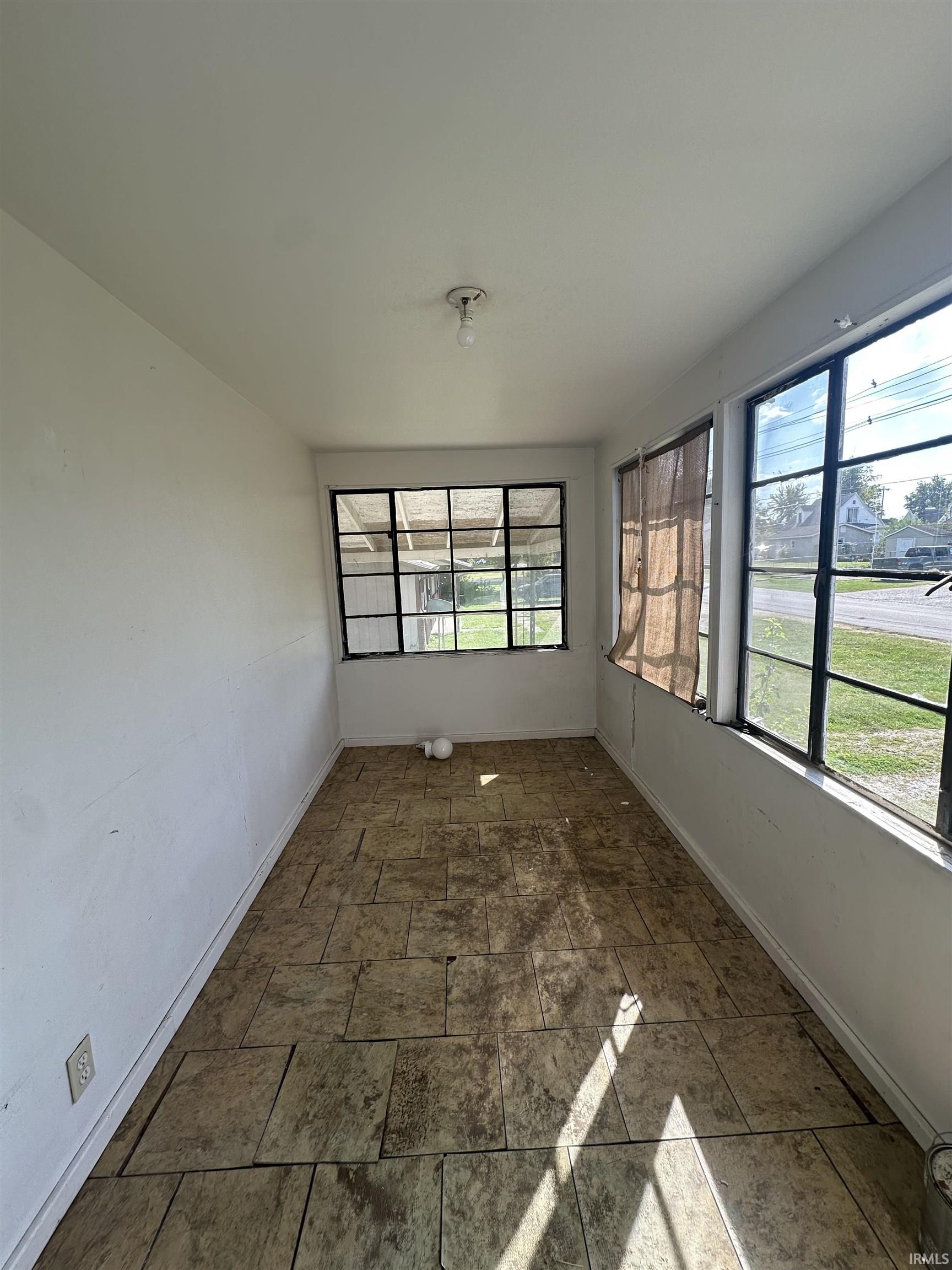 489 11th Street Northeast Linton, IN 47441 - Photo 3 of 12