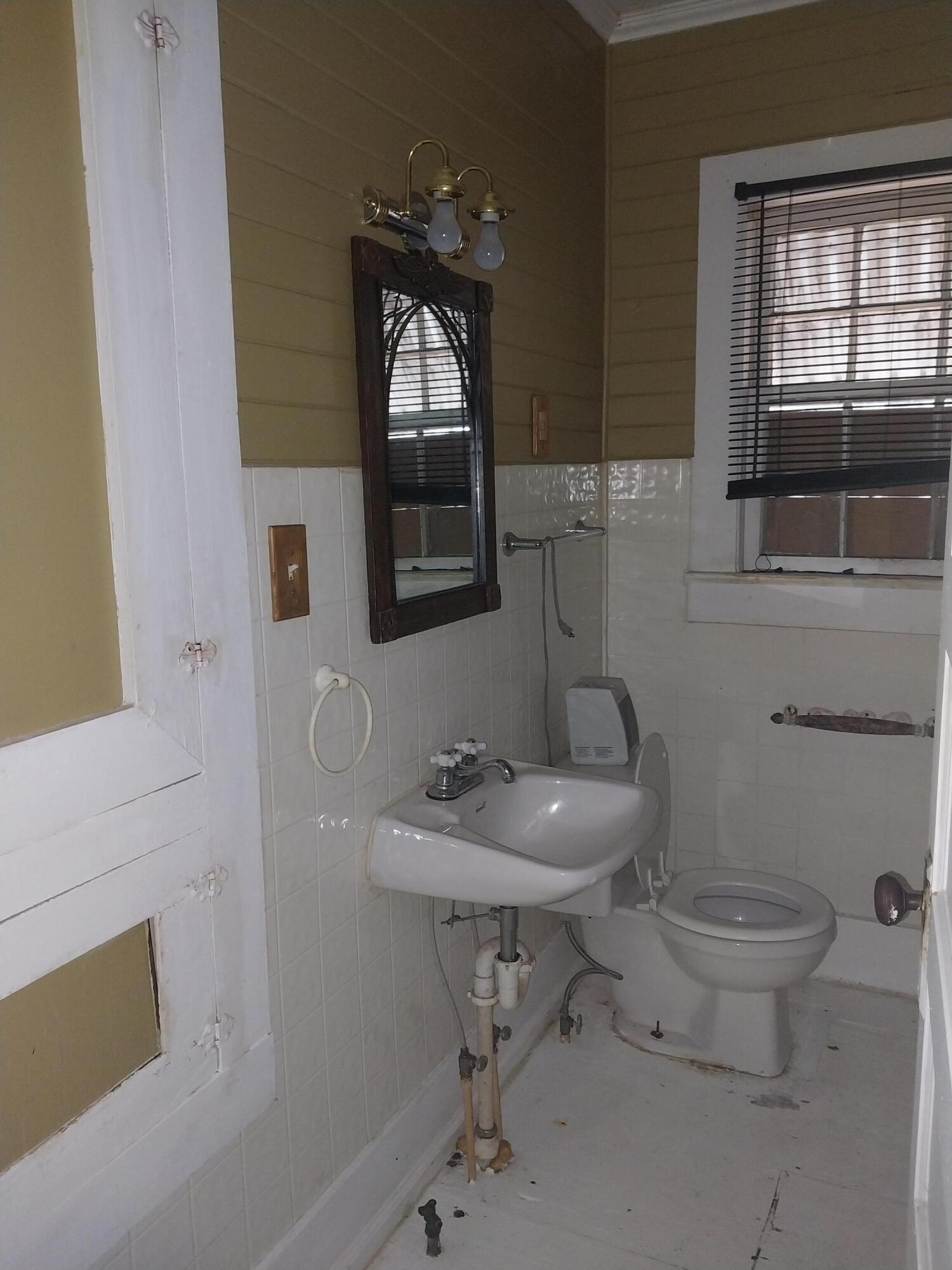 135 East Trippe Street Harlem, GA 30814 - Photo 16 of 22 Bathroom