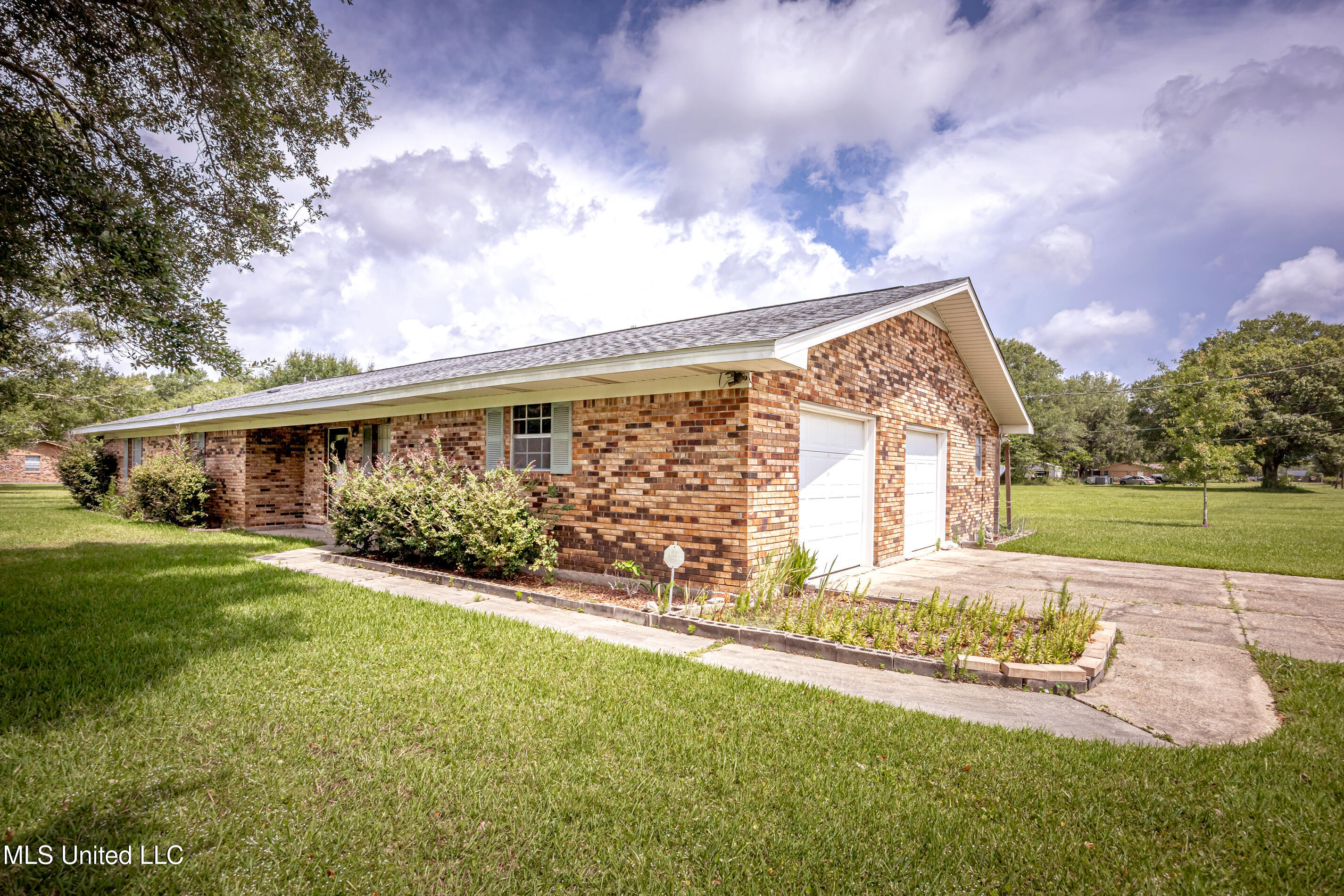 10001 Echo Glen Drive Moss Point, MS 39562 - Photo 3 of 69 IMG_9813