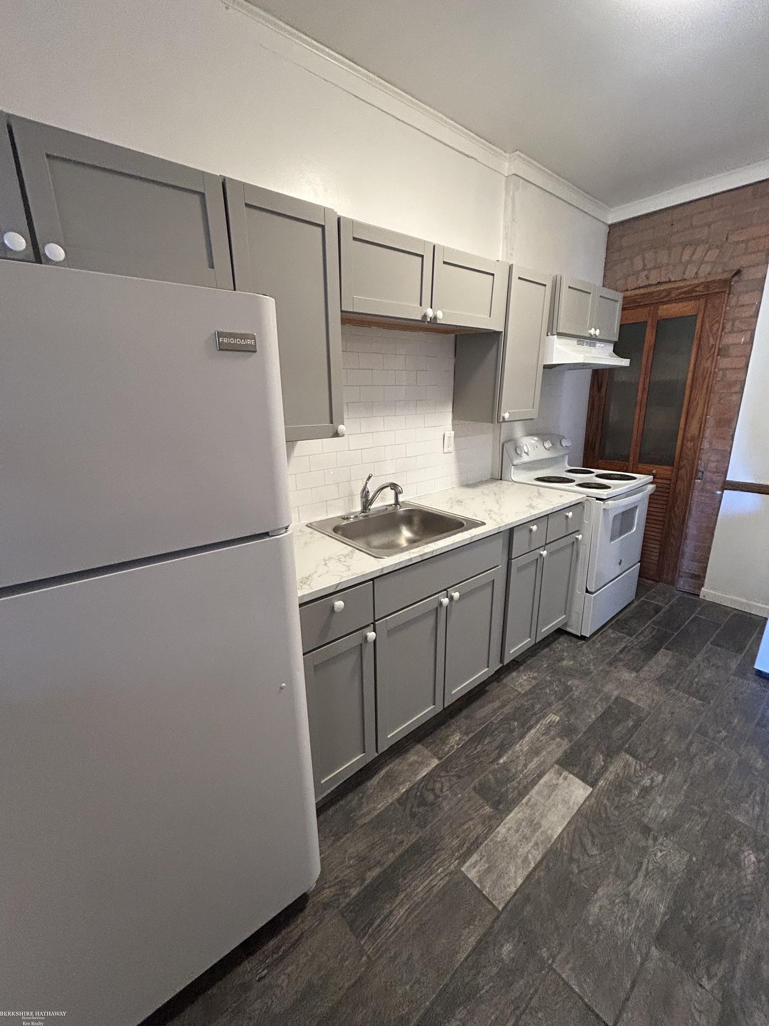 4766 Commonwealth Street Detroit, MI 48208 - Photo 4 of 23 50209809-0ce4d846-9304-4b90-ab27-d6a143fa73d5.JPG