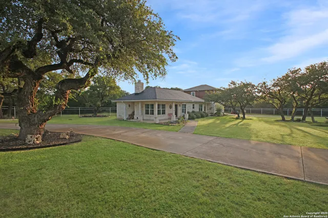 a view of a house with backyard and garden