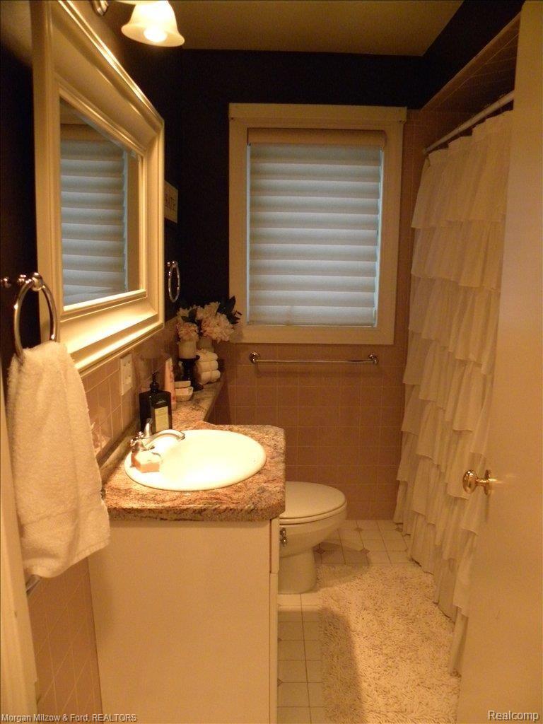 3414 Lexington Road Waterford, MI 48328 - Photo 15 of 15 Guest Bathroom