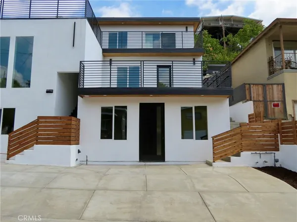 a house view with a outdoor space