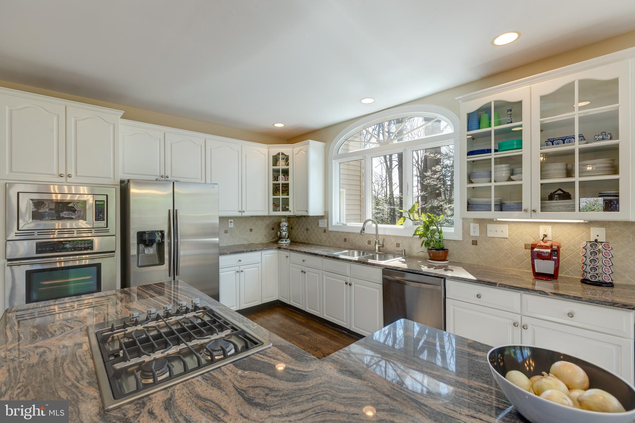 1282 Cobble Pond Way Vienna, VA 22182 - Photo 31 of 76 Chef's kitchen with granite counters
