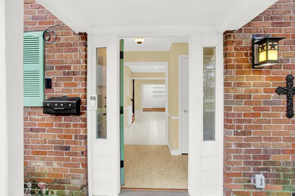 $2,000 | 1870 Saxony Lane, Nassau Bay, TX 77058