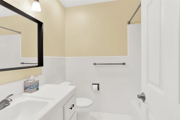 $2,000 | 1870 Saxony Lane, Nassau Bay, TX 77058