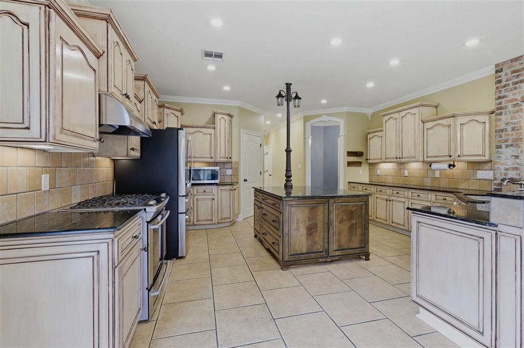 2733 Rue Calais Lake Charles, LA 70605 - Photo 10 of 27
