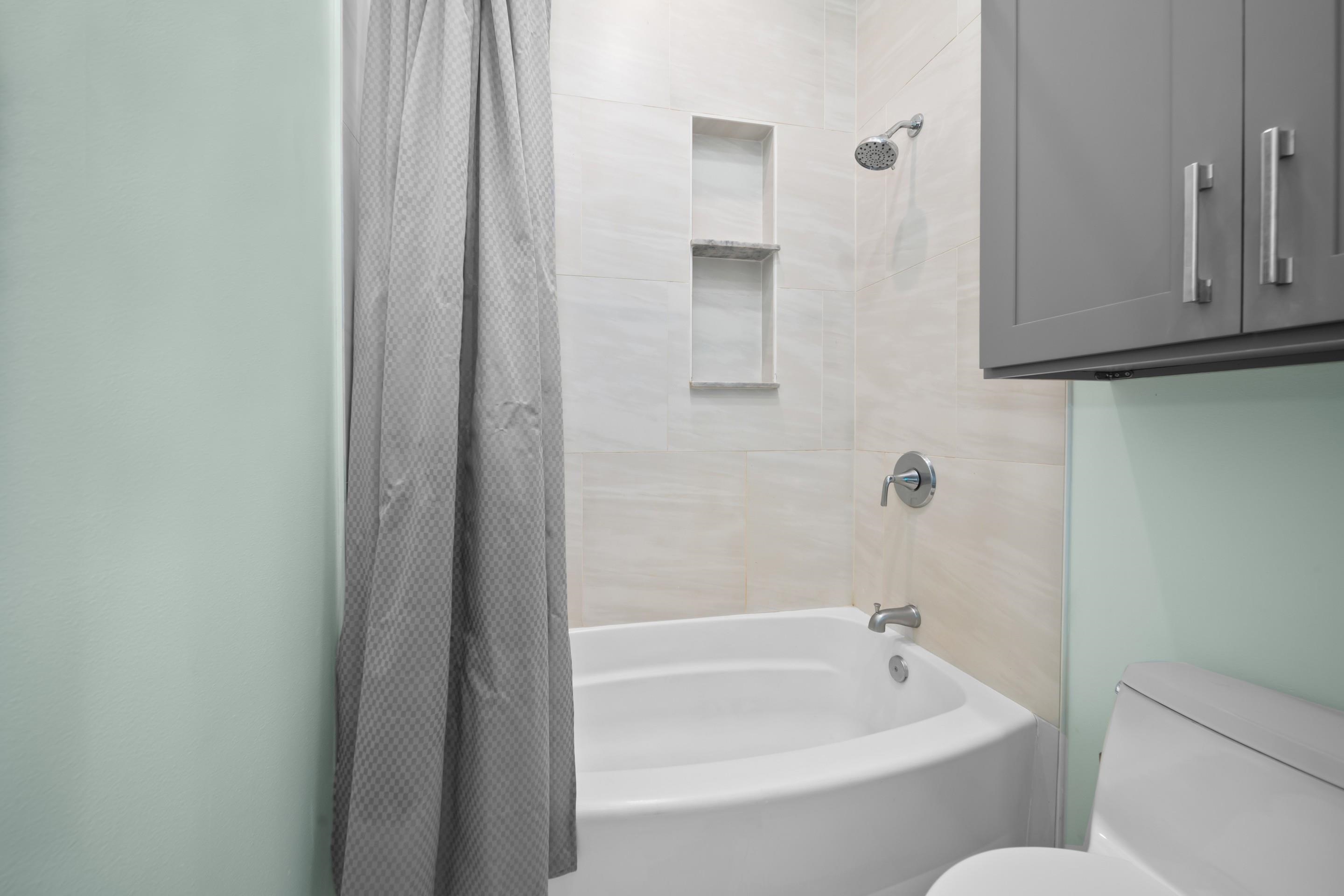 272 Huahua Street Kula, HI 96790 - Photo 21 of 43 a bathroom with a bathtub