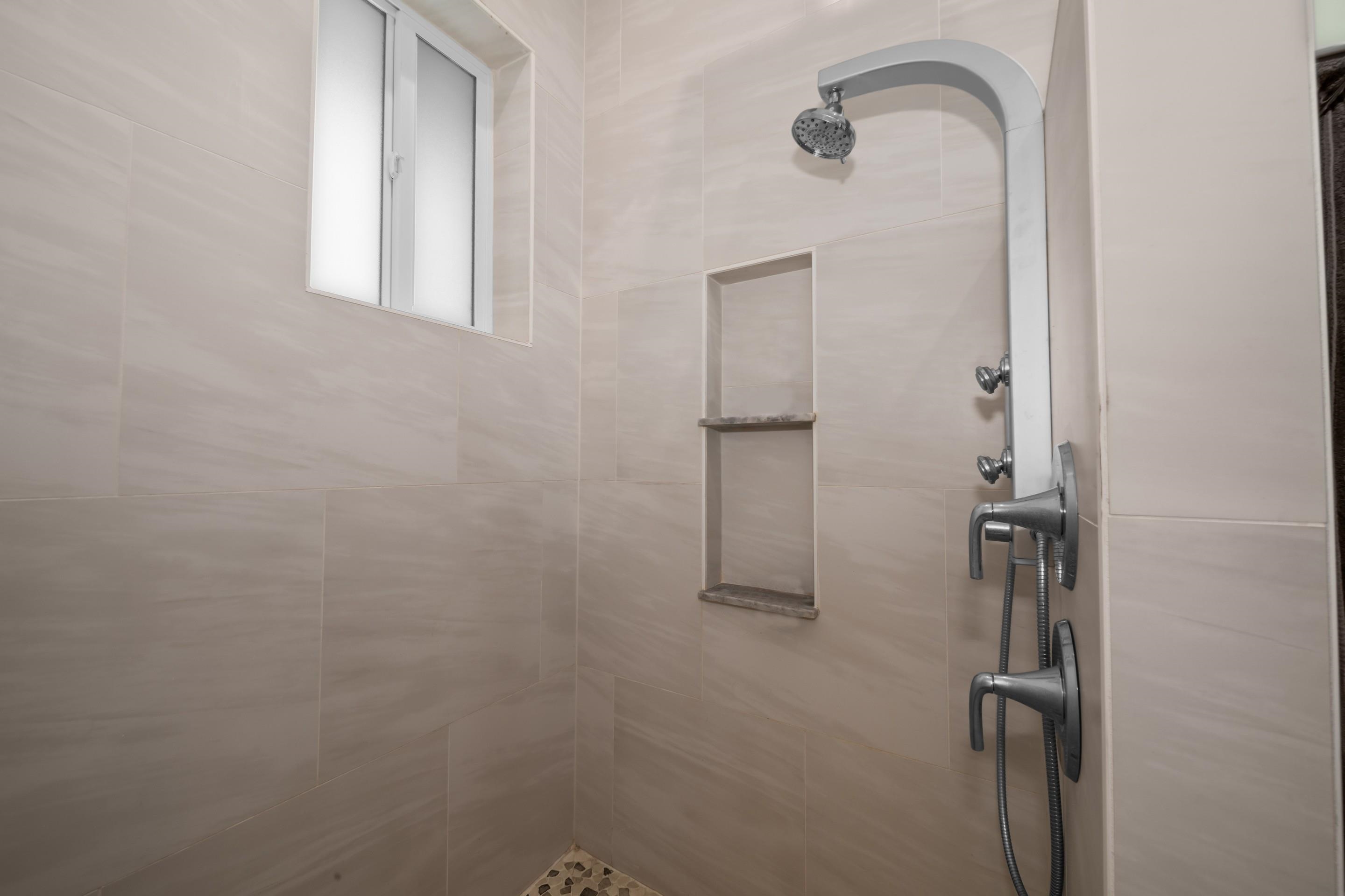 272 Huahua Street Kula, HI 96790 - Photo 27 of 43 a bathroom with a shower