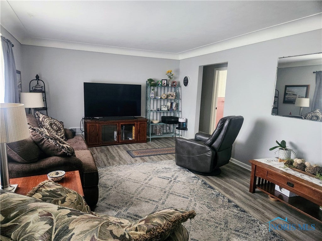 1668 Dier Road Curtice, OH 43412 - Photo 4 of 20 Living room