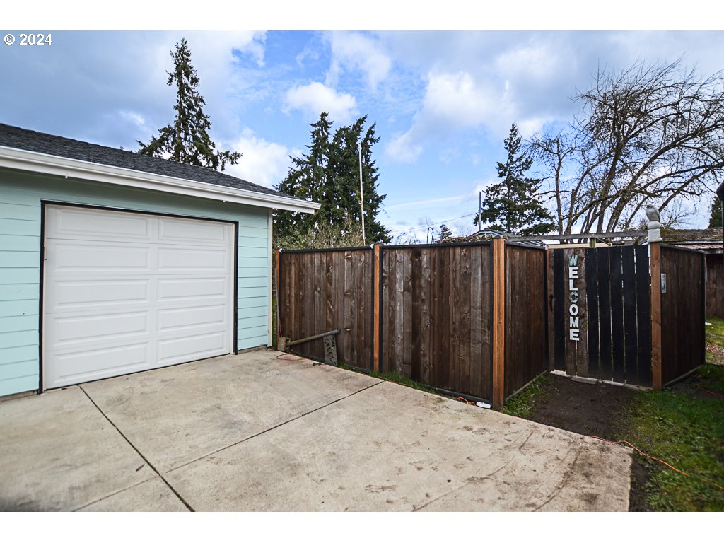 251 18th Street Springfield, OR 97477 - Photo 3 of 26 a view of a backyard