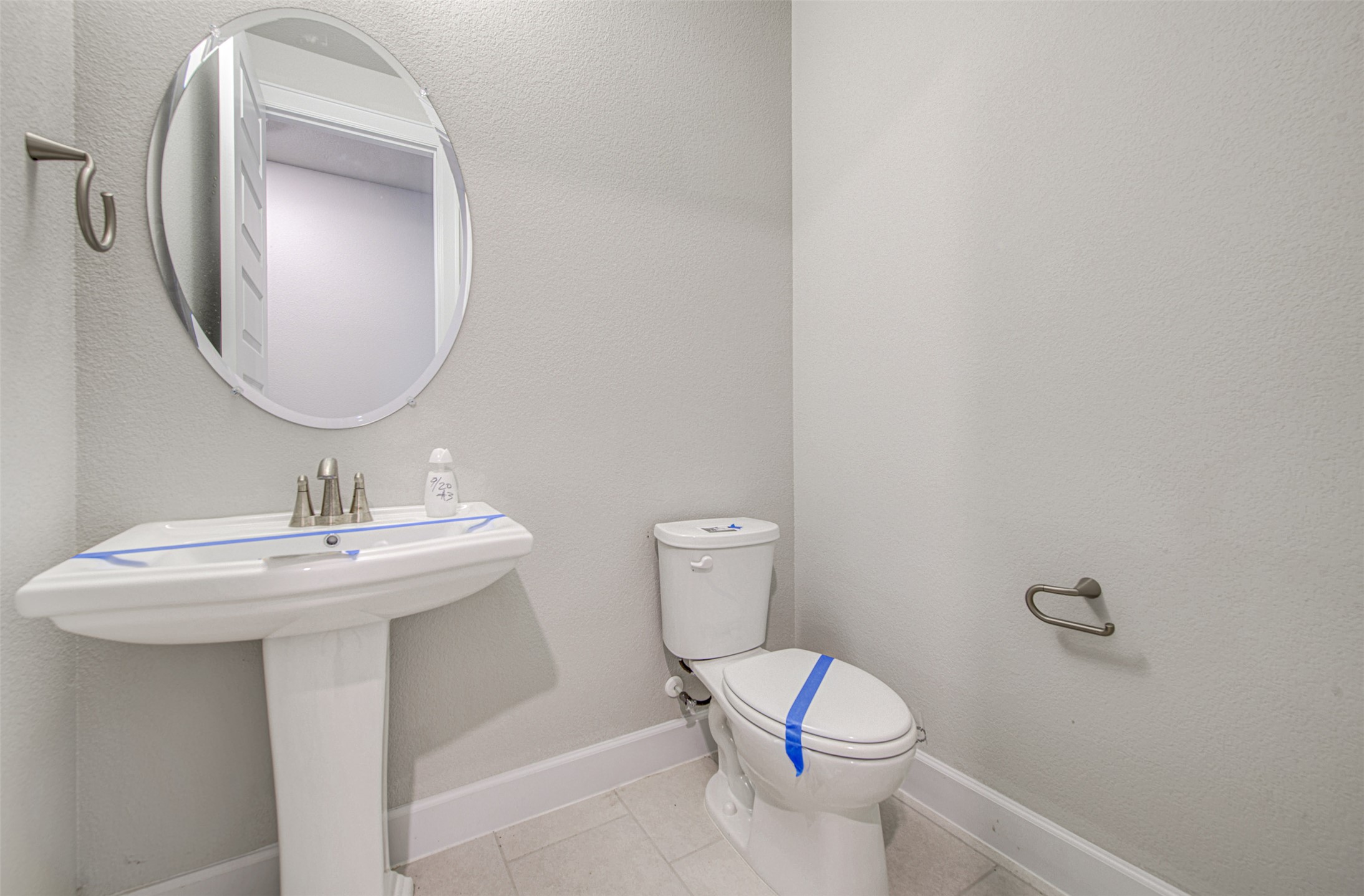 316 Buffalo Ridge Drive Manchaca, TX 78652 - Photo 18 of 37 a bathroom with a toilet a sink and mirror