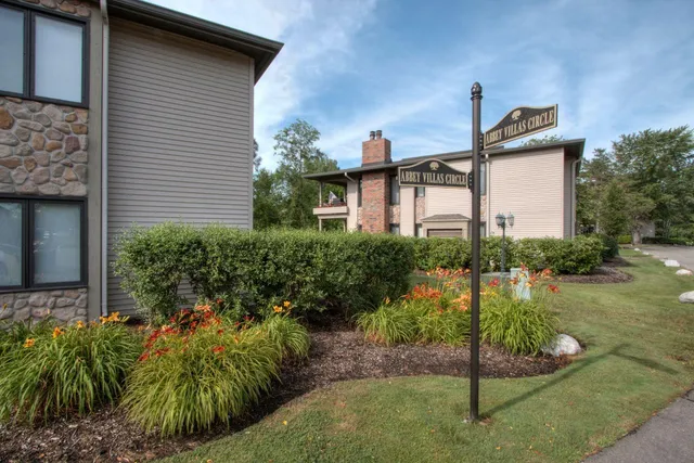 $1,300,000 | 12 Abbey Villa Circle, Unit C, Fontana, WI 53125