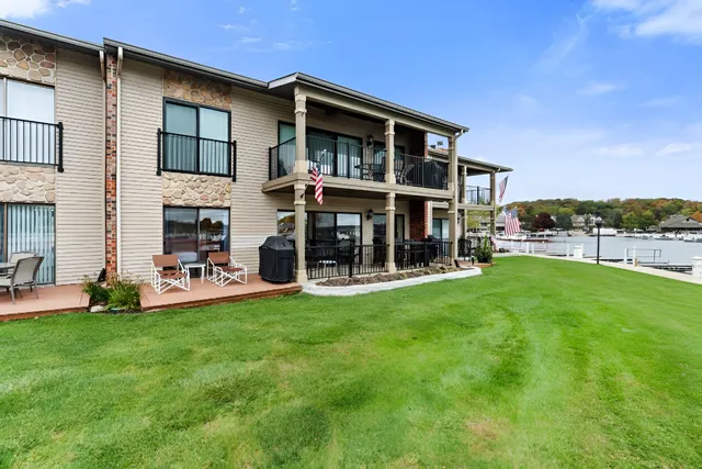 $1,300,000 | 12 Abbey Villa Circle, Unit C, Fontana, WI 53125