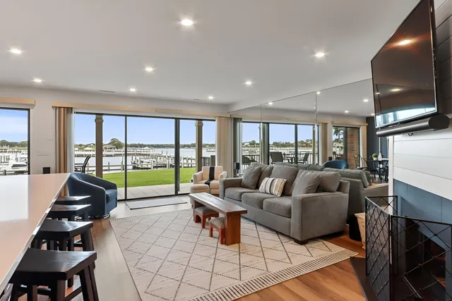 $1,300,000 | 12 Abbey Villa Circle, Unit C, Fontana, WI 53125