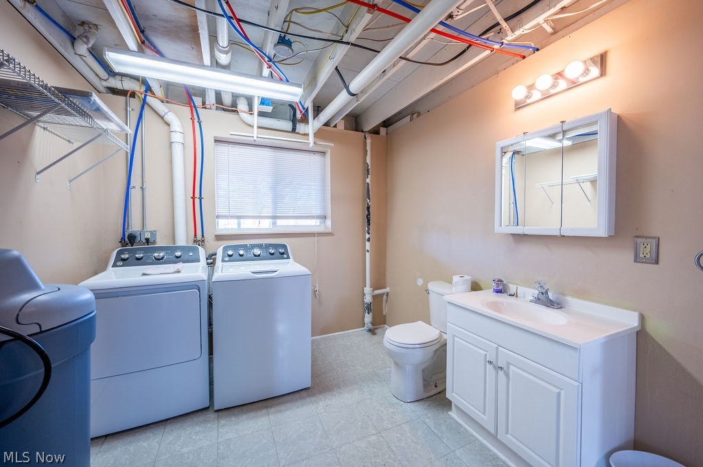 3601 River Road Vienna, WV 26105 - Photo 29 of 40 Laundry area with independent washer and dryer