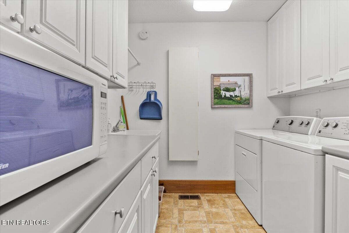 802 Stonegate Way Townsend, TN 37882 - Photo 17 of 44 a view of a kitchen with fridge and sink