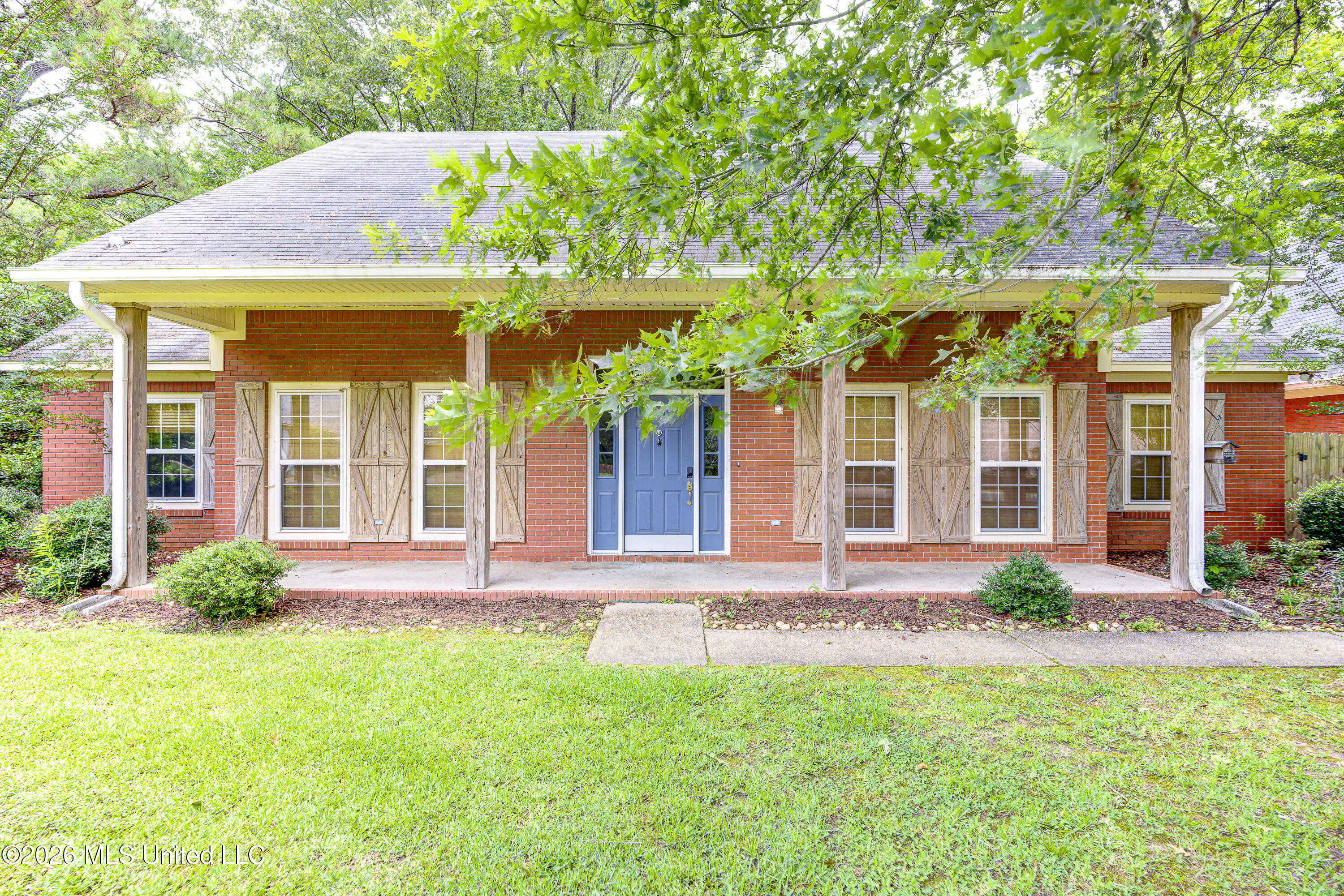 6003 Queens Point Vicksburg, MS 39180 - Photo 2 of 47 Main View Closeup