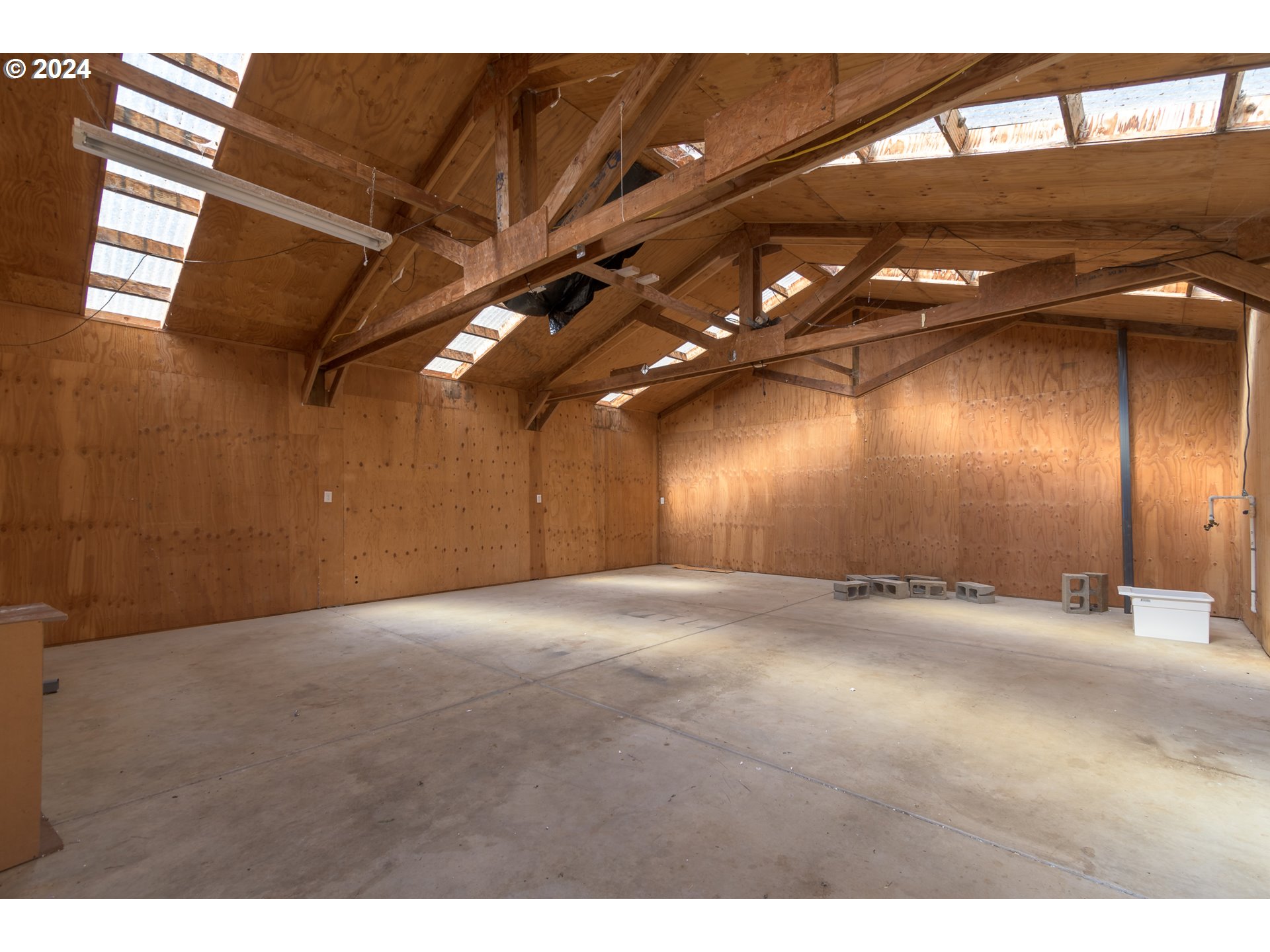 89584 Demming Road Elmira, OR 97437 - Photo 25 of 32 a view of an empty room