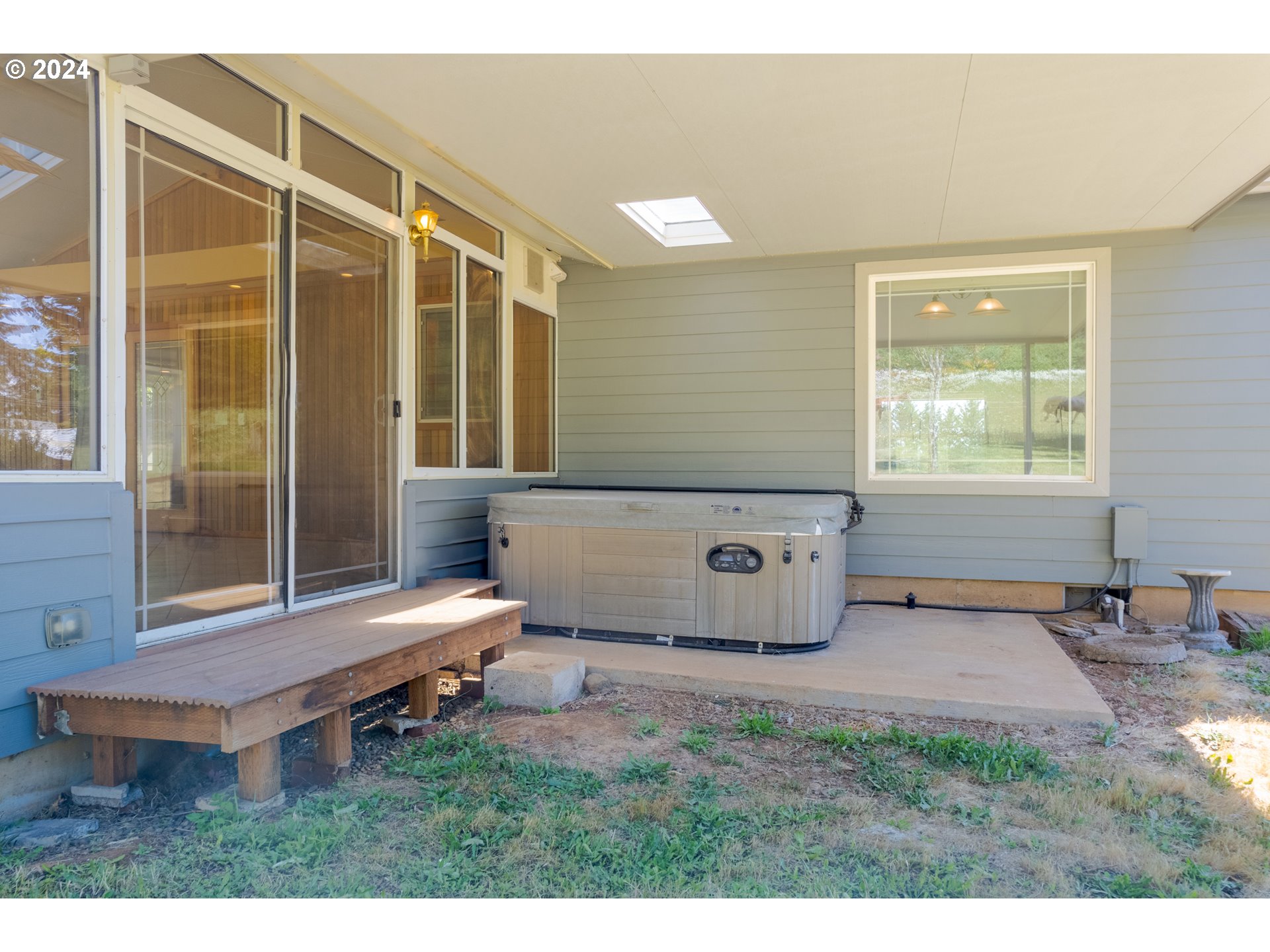 89584 Demming Road Elmira, OR 97437 - Photo 28 of 32 a room with furniture and window