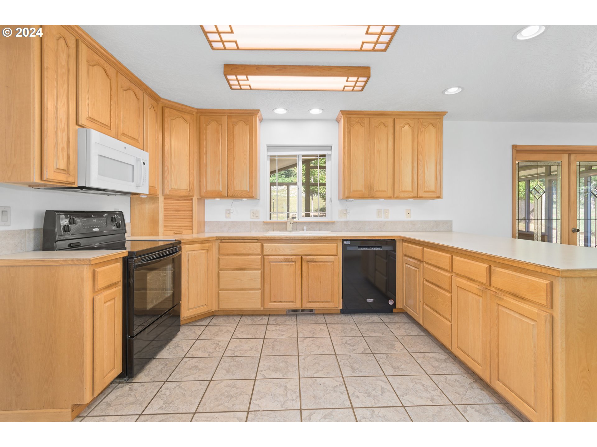 89584 Demming Road Elmira, OR 97437 - Photo 8 of 32 a kitchen with a stove a sink and a refrigerator