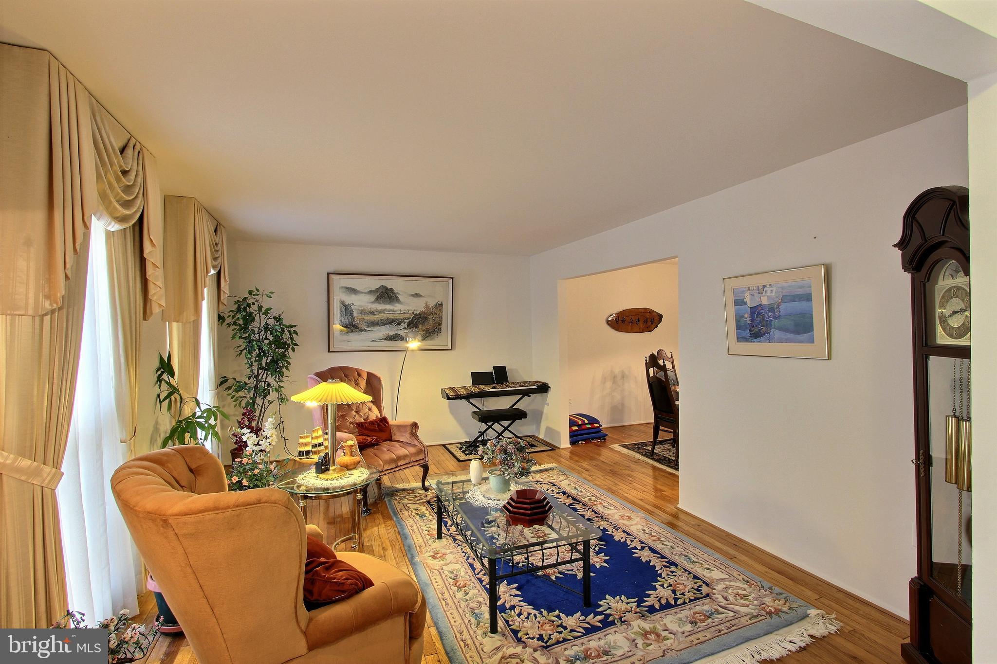 33 Stonegate Drive Silver Spring, MD 20905 - Photo 14 of 42 Living room