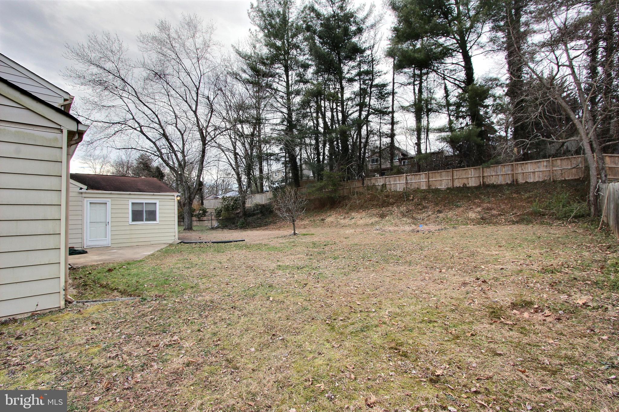 33 Stonegate Drive Silver Spring, MD 20905 - Photo 5 of 42 Side view of fenced yard