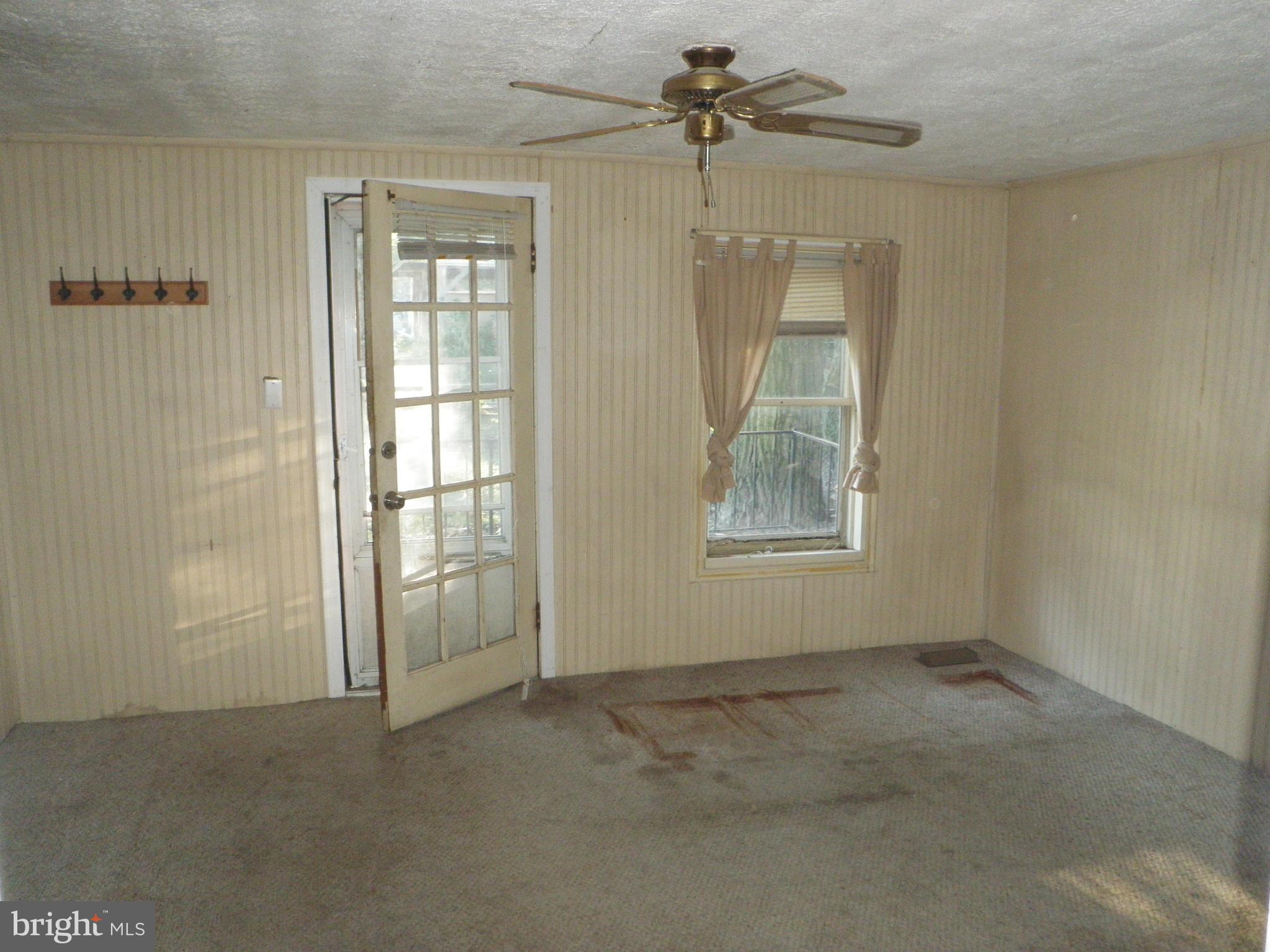 290 Riverside Drive Pasadena, MD 21122 - Photo 16 of 24 Living Room