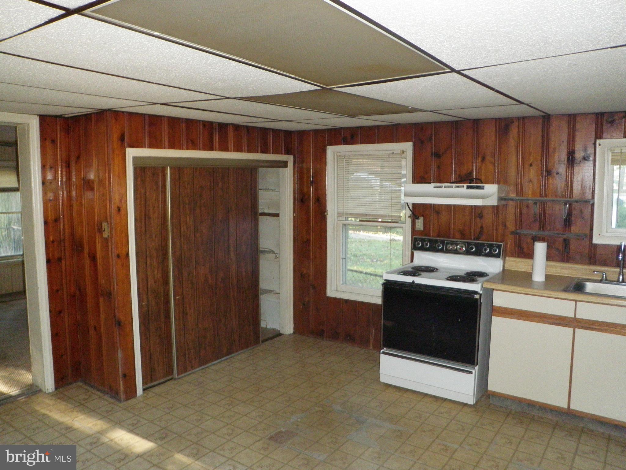 290 Riverside Drive Pasadena, MD 21122 - Photo 18 of 24 Kitchen