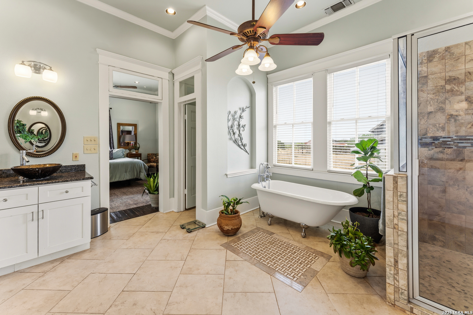 4515 Stapper Road St. Hedwig, TX 78152 - Photo 21 of 64 a spacious bathroom with a double vanity and a bathtub