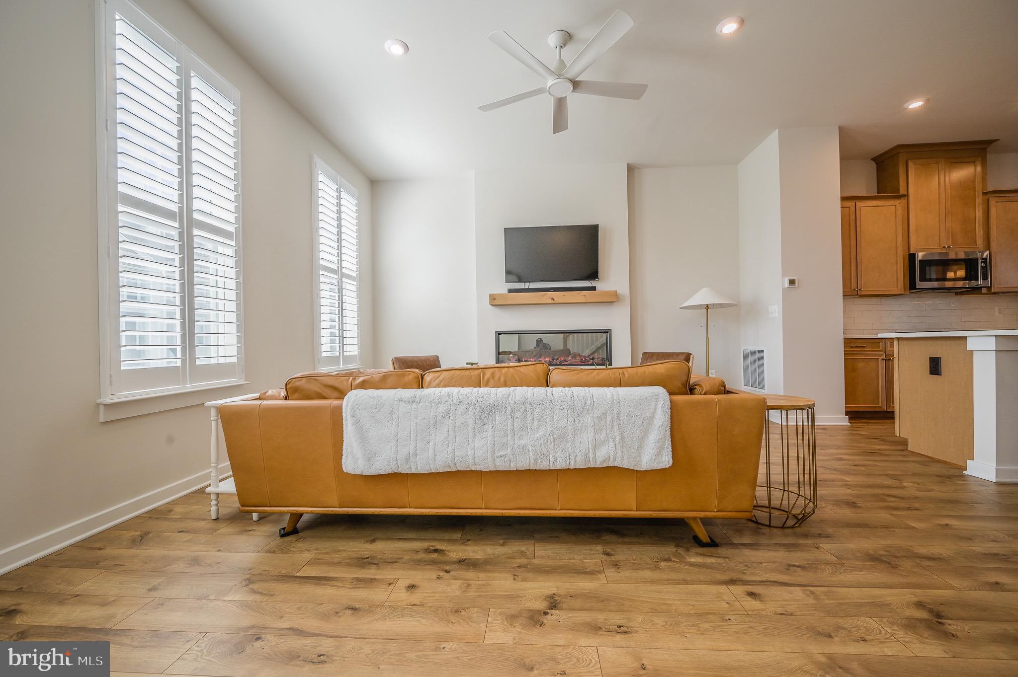 1606 Grove Chestnut Road Dumfries, VA 22026 - Photo 21 of 63 Large family room
