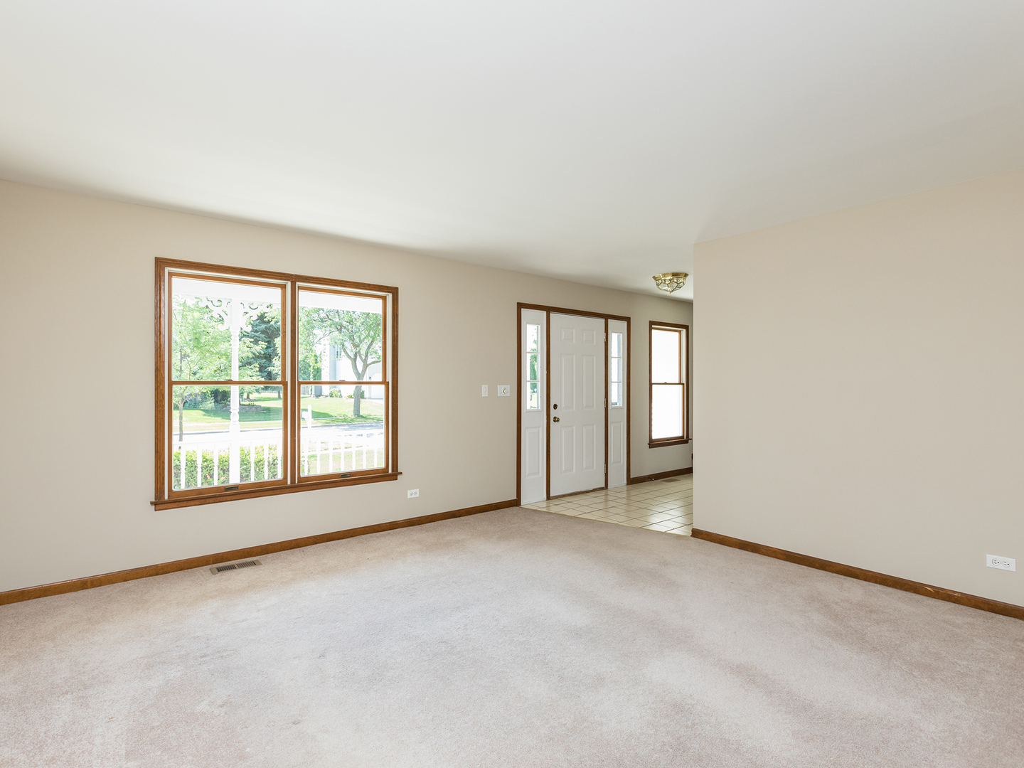 872 New Britton Road Carol Stream, IL 60188 - Photo 4 of 22 an empty room with windows