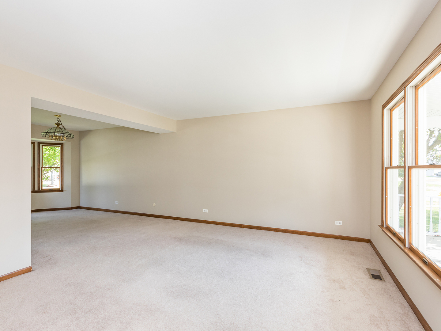 872 New Britton Road Carol Stream, IL 60188 - Photo 5 of 22 an empty room with windows