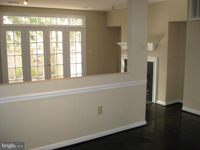 448 West Glebe Road Alexandria, VA 22305 - Photo 25 of 30 Living Room