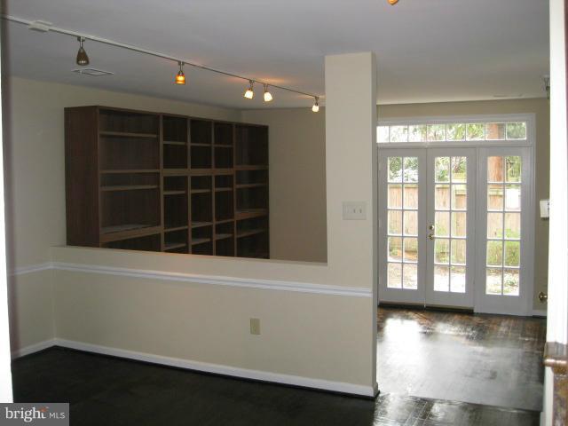 448 West Glebe Road Alexandria, VA 22305 - Photo 8 of 30 Living Room