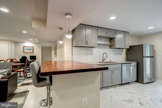 $2,400 | 6042 Munson Hill Road, Falls Church, VA 22044