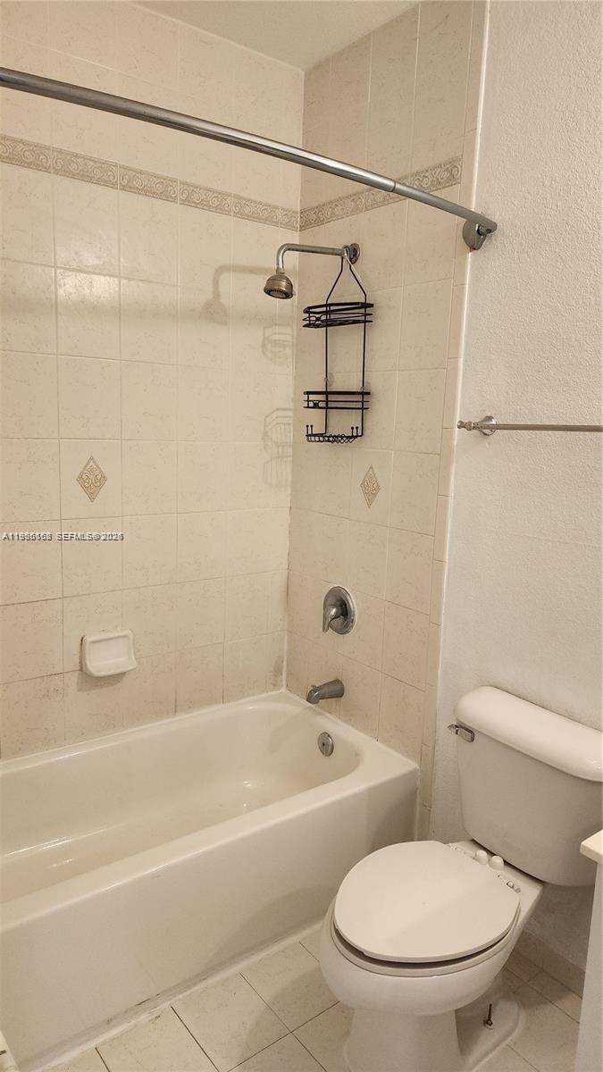 8450 Southwest 150th Avenue, Unit 3 Miami, FL 33193 - Photo 17 of 28 a bathroom with a toilet and a bathtub