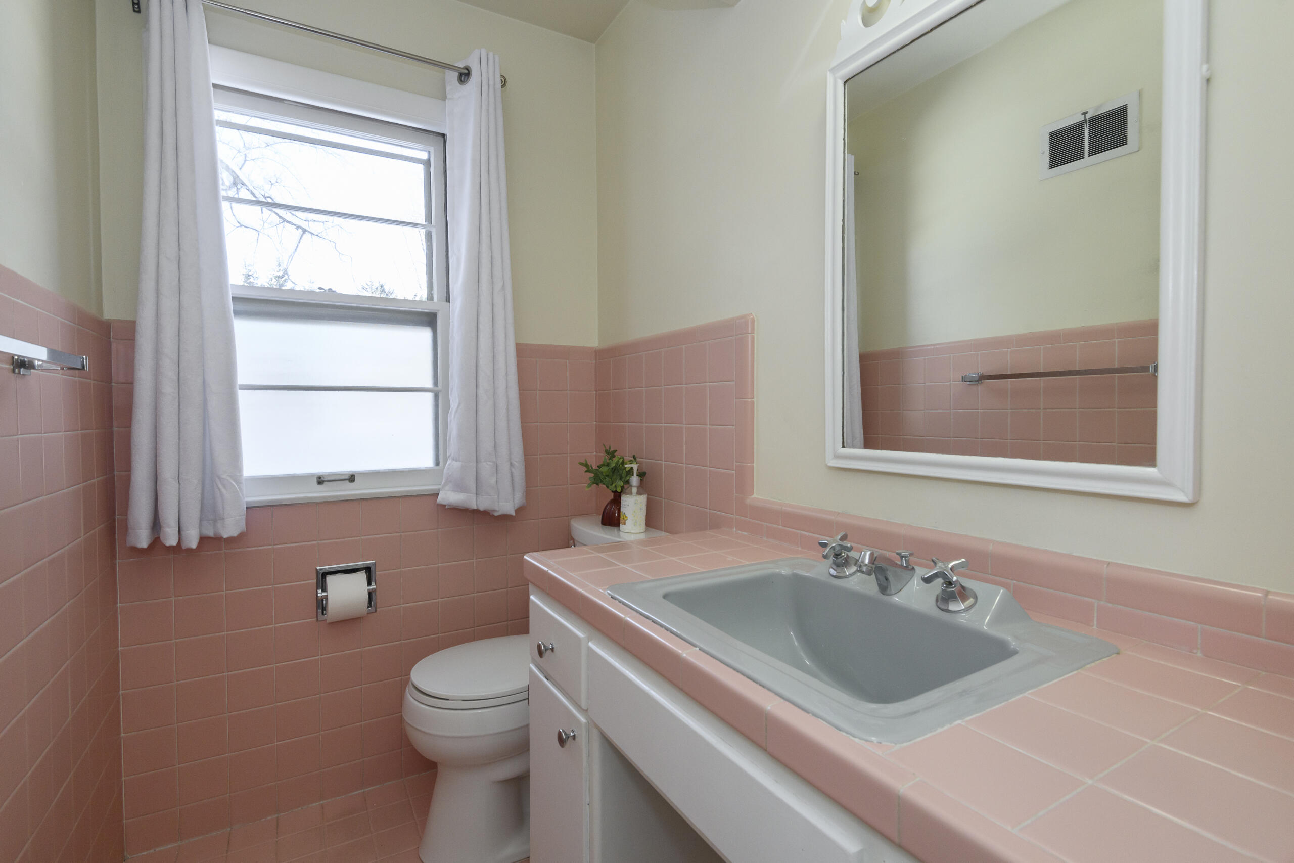 902 Lake Drive South Milwaukee, WI 53172 - Photo 20 of 53 First Floor Half Bath