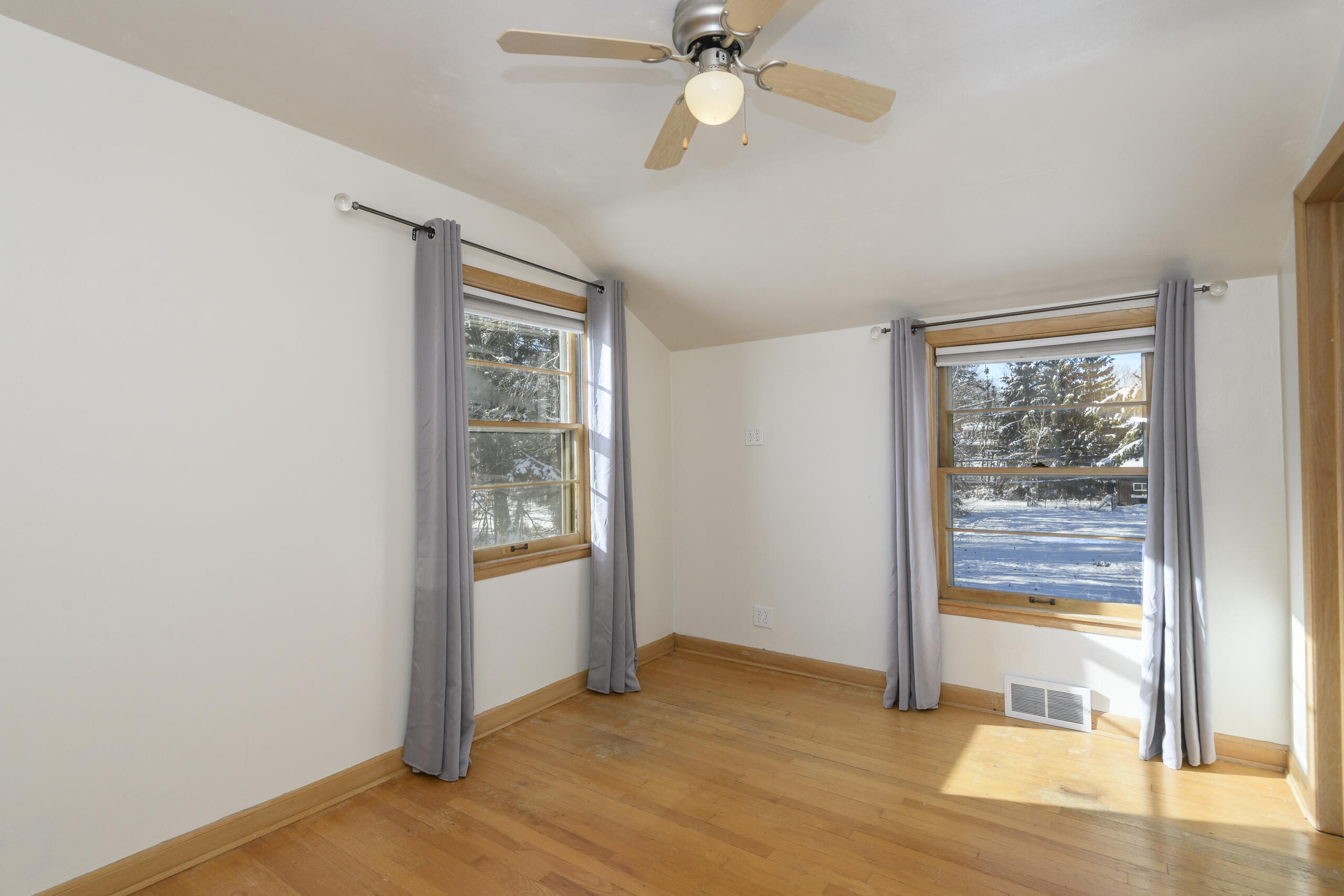 902 Lake Drive South Milwaukee, WI 53172 - Photo 32 of 53 Bedroom 3