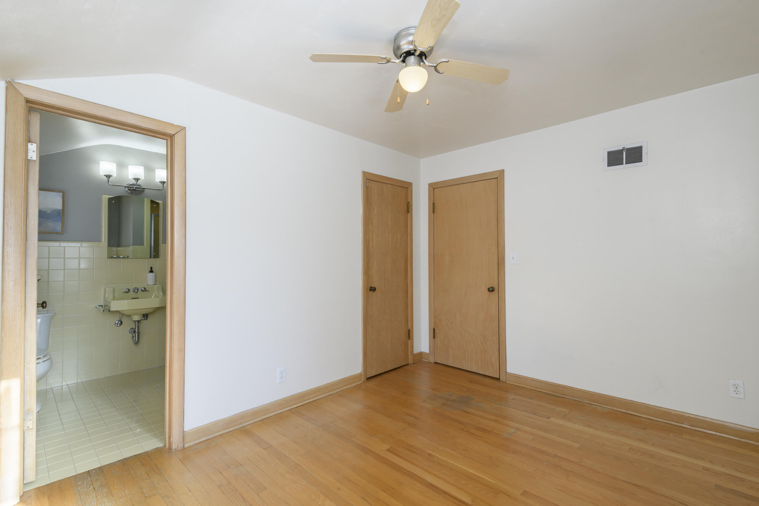 902 Lake Drive South Milwaukee, WI 53172 - Photo 33 of 53 Bedroom 3