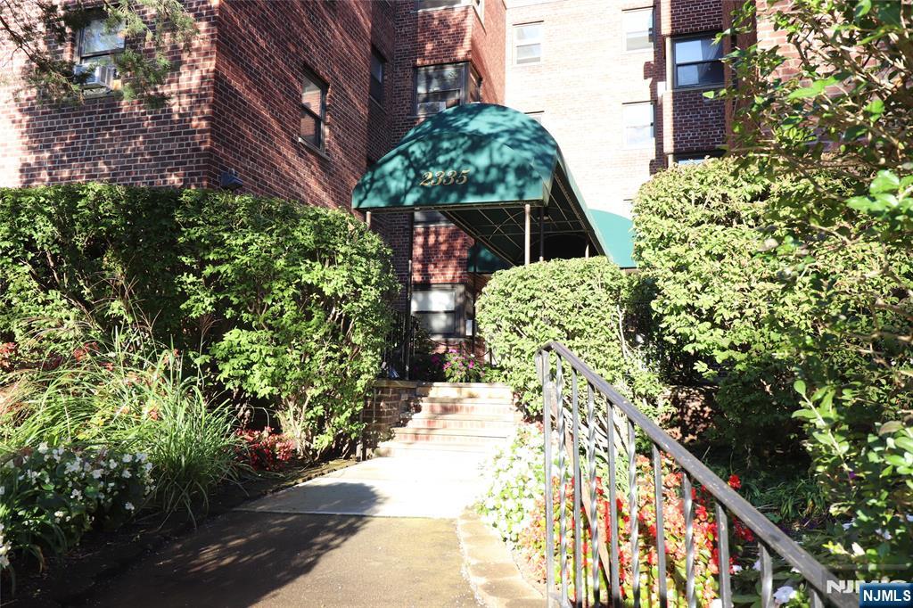 2335 Hudson Terrace, Unit E6 Fort Lee, NJ 07024 - Photo 25 of 29 a view of a yard with plants