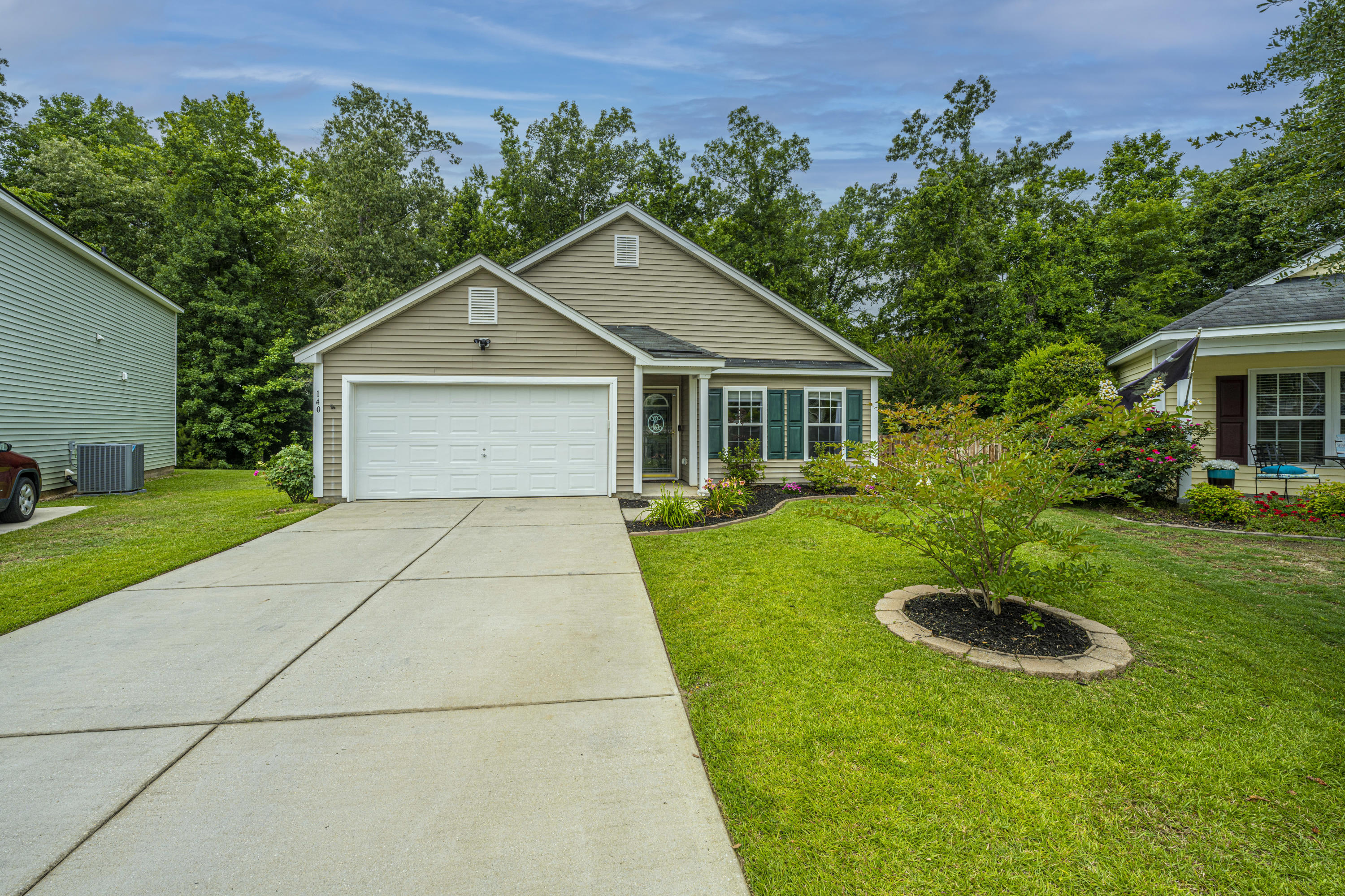 140 Avalon Road Summerville, SC 29483 - Photo 2 of 30 DSC_3174