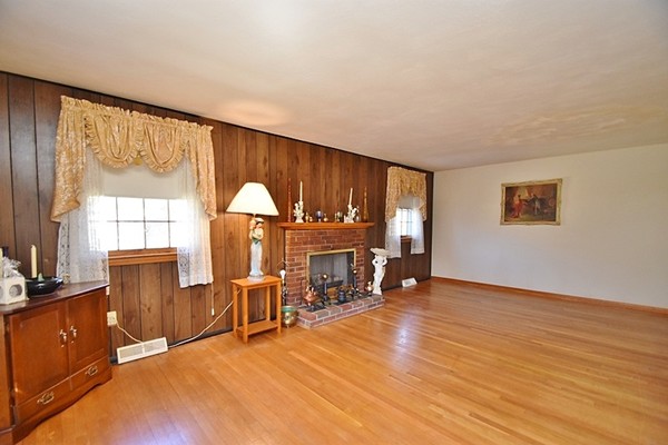 15 Hallowell Road Foxboro, MA 02035 - Photo 3 of 16 Gallery Image 3